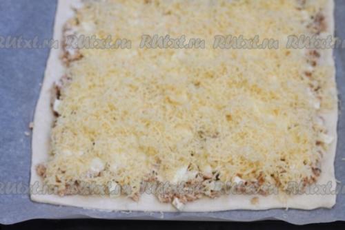 Простой и быстрый пирог с рыбными консервами. 05