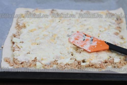 Простой и быстрый пирог с рыбными консервами. 04