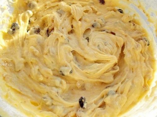 Пышный пирог с изюмом на кефире. 02