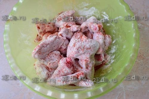 Куриные крылышки с хрустящей корочкой на сковороде. 02