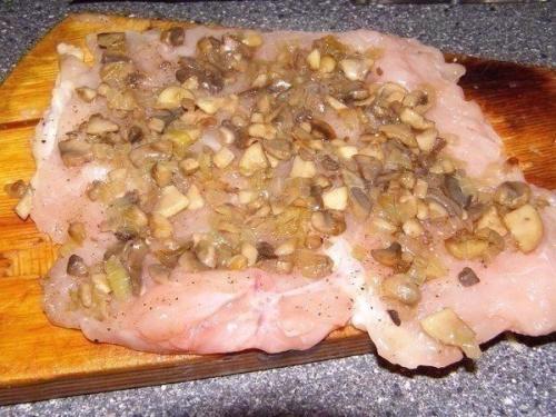 Куриные рулетики с грибами и сыром в сметанном соусе. 01 Куриные рулетики с грибами и сыром в сметанном соусе. 01