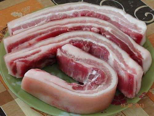Вкусное сало.  Даже медики рекомендуют есть каждый день по кусочку сала, в нем содержатся полезные жирные кислоты. 01