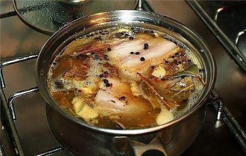 Вкусное сало.  Даже медики рекомендуют есть каждый день по кусочку сала, в нем содержатся полезные жирные кислоты. 02