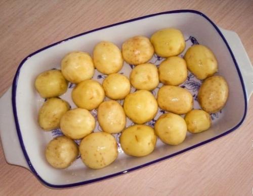 Молодая картошечка, запеченная со скумбрией. 01