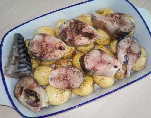Молодая картошечка, запеченная со скумбрией. 03