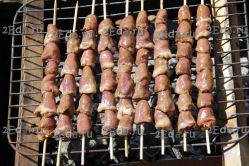 Шашлыки из куриных сердечек на мангале. 06 Шашлыки из куриных сердечек на мангале. 06