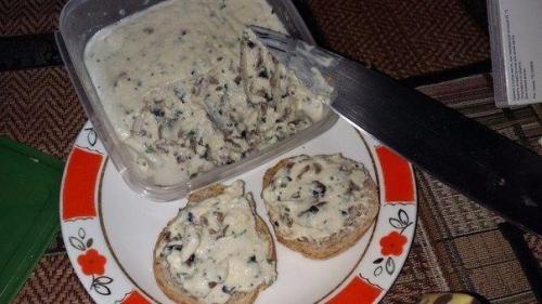 Хохланд отдыхает. Муж очень любит этот сыр, а я считаю его неполезным.