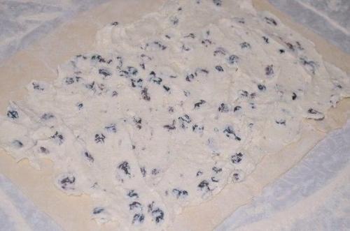 Слоенки с творожной начинкой и изюмом. 02