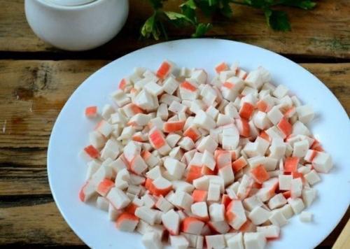 Вкуснейший салат с крабовыми палочками. 01