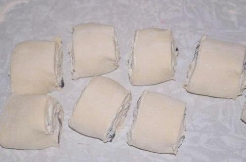 Слоенки с творожной начинкой и изюмом. 06