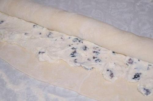 Слоенки с творожной начинкой и изюмом. 03