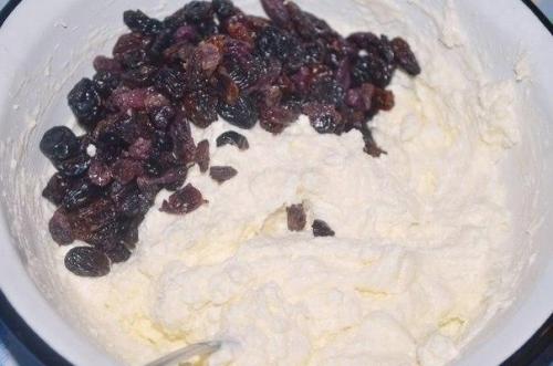 Слоенки с творожной начинкой и изюмом. 01