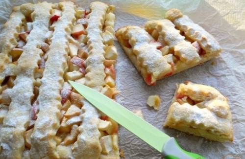 Пирог с яблоками из творожного теста.