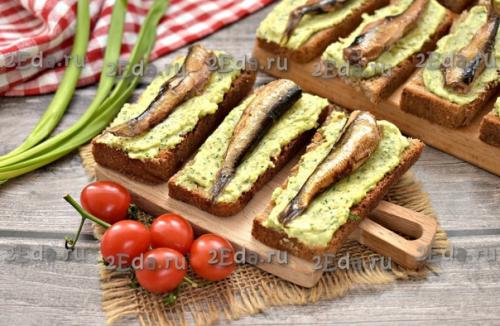 Бутерброды со шпротами, плавленным сыром и солёным огурцом. 06 Бутерброды со шпротами, плавленным сыром и солёным огурцом. 06