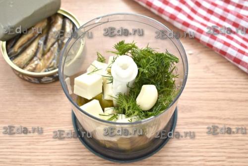 Бутерброды со шпротами, плавленным сыром и солёным огурцом. 03 Бутерброды со шпротами, плавленным сыром и солёным огурцом. 03