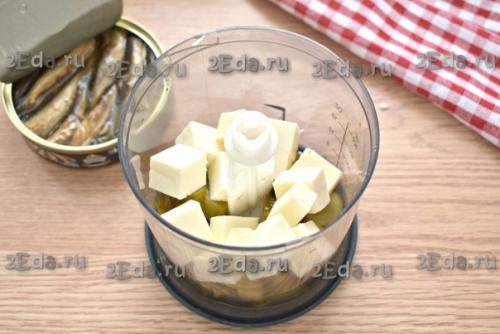 Бутерброды со шпротами, плавленным сыром и солёным огурцом. 02 Бутерброды со шпротами, плавленным сыром и солёным огурцом. 02