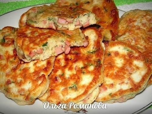 Оладьи с колбасой, сыром и зеленью.

