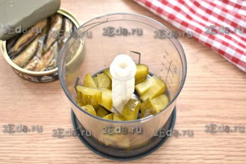 Бутерброды со шпротами, плавленным сыром и солёным огурцом. 01 Бутерброды со шпротами, плавленным сыром и солёным огурцом. 01