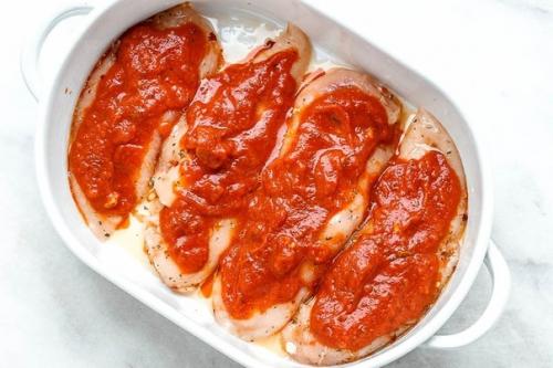 Наивкуснейшая куриная грудка, запеченная под соусом. 02