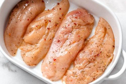 Наивкуснейшая куриная грудка, запеченная под соусом. 01