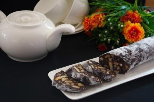 Колбаска из печенья и какао.