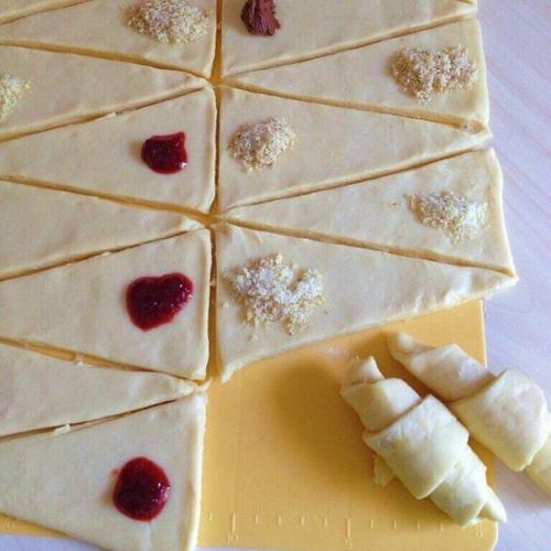 Очень вкусные, мягкие, рассыпчатые рогалики, просто тают во рту. 04