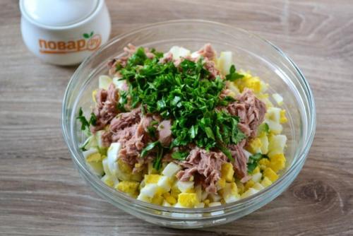 Салат с яйцом, консервированным тунцом и свежими огурцами. 02