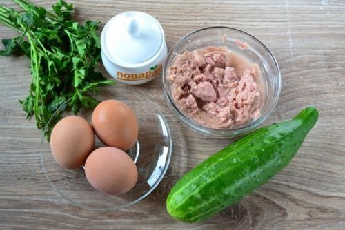 Салат с яйцом, консервированным тунцом и свежими огурцами. 01