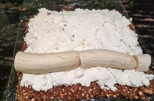 Рулет без выпечки из печенья, банана и творога. 05 Рулет без выпечки из печенья, банана и творога. 05