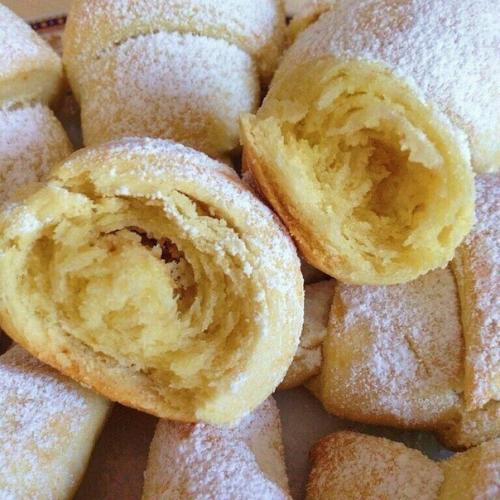 Очень вкусные, мягкие, рассыпчатые рогалики, просто тают во рту. 05