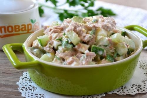 Салат с яйцом, консервированным тунцом и свежими огурцами.

