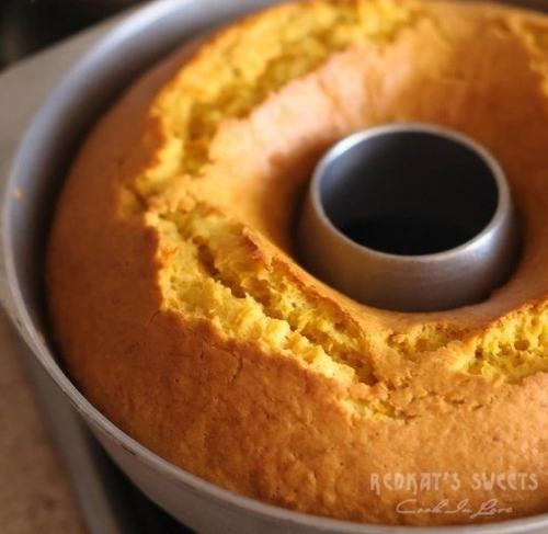 Говорят, бразильские хозяйки чаще всего делают этот пирог прямоугольной формы и подают с шоколадной глазурью.