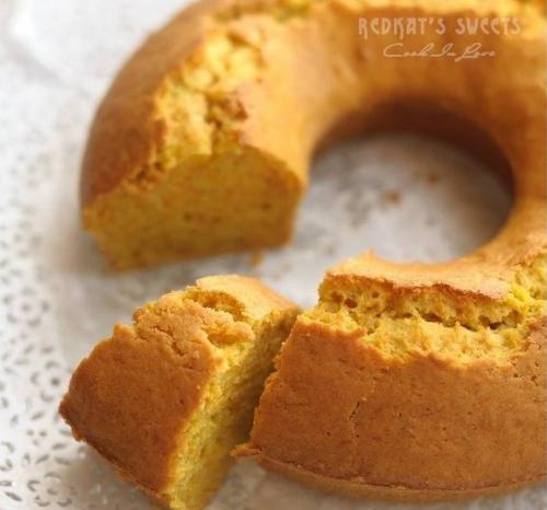 Говорят, бразильские хозяйки чаще всего делают этот пирог прямоугольной формы и подают с шоколадной глазурью. 01