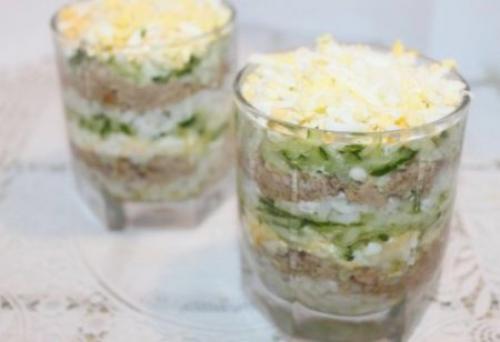 Салат из печени трески.