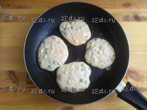 Ленивые пирожки на кефире с яйцами и зелёным луком. 05