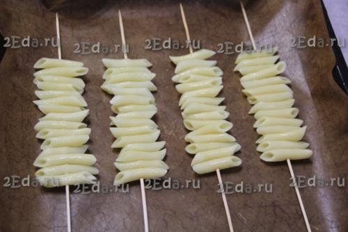 Макароны с сыром на шпажках в духовке. 01