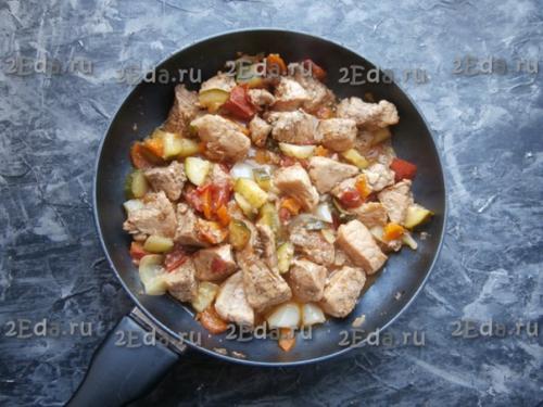Свинина, тушёная с кабачками и помидорами. 06