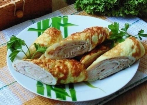 Бризоли.
Бризоль, по сути, это омлетный блинчик, запечённый с фаршем в духовке.  