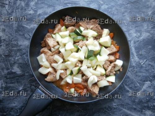 Свинина, тушёная с кабачками и помидорами. 04