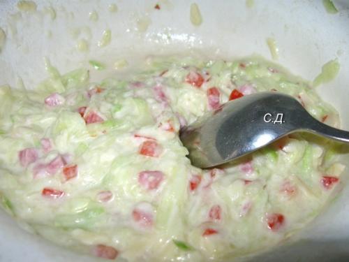 Кабачковые оладьи с сыром, колбасой и помидорами. 01
