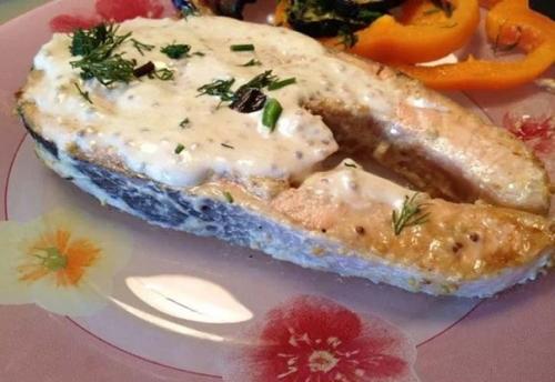 Горбуша в сметанно - чесночном соусе. Горбуша в сметанно - чесночном соусе.