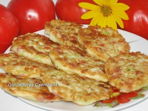 Кабачковые оладьи с сыром, колбасой и помидорами.