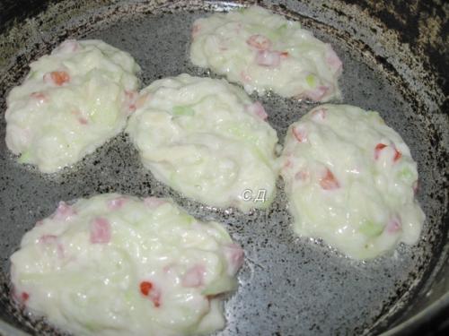 Кабачковые оладьи с сыром, колбасой и помидорами. 02