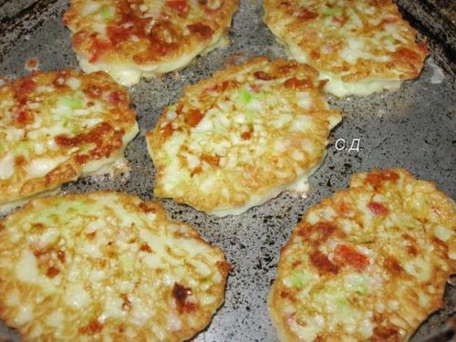 Кабачковые оладьи с сыром, колбасой и помидорами. 03
