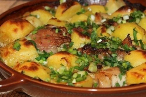 Куриные ножки с картошкой в кефире.
