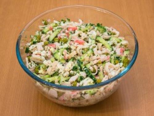 Салат с кальмарами, крабовыми палочками и огурцами. 06