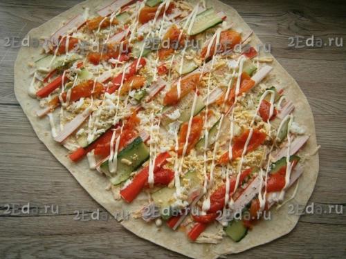 Рулет из лаваша с крабовыми палочками и огурцом. 03 Рулет из лаваша с крабовыми палочками и огурцом. 03