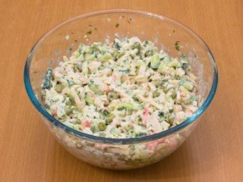 Салат с кальмарами, крабовыми палочками и огурцами. 07