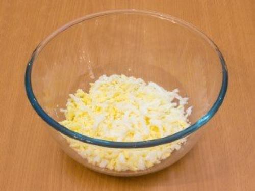 Салат с кальмарами, крабовыми палочками и огурцами. 05