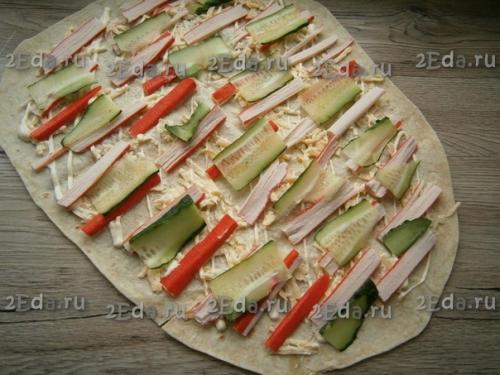 Рулет из лаваша с крабовыми палочками и огурцом. 02 Рулет из лаваша с крабовыми палочками и огурцом. 02